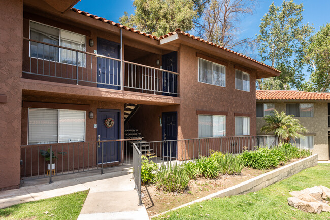 1554 Border (2 bd/2 bath) - 1554 Border Ave Condo Unit H