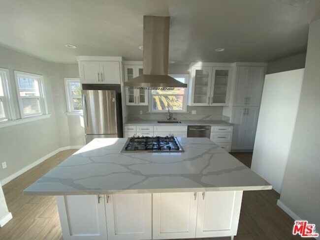 Building Photo - 1819 S Sycamore Ave Rental
