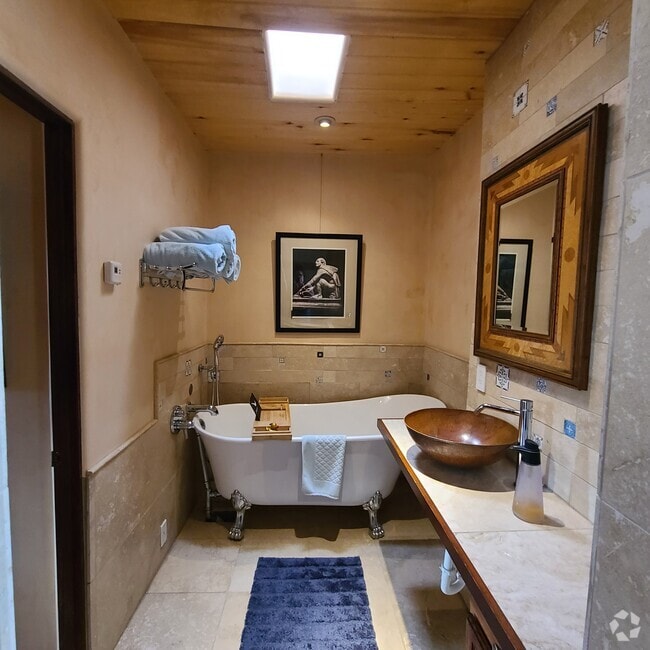 Spa bathroom - 1705 Marble Ave NW Rental