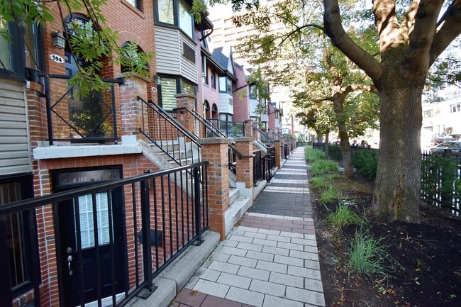 Photo - 596 A Wellington St W