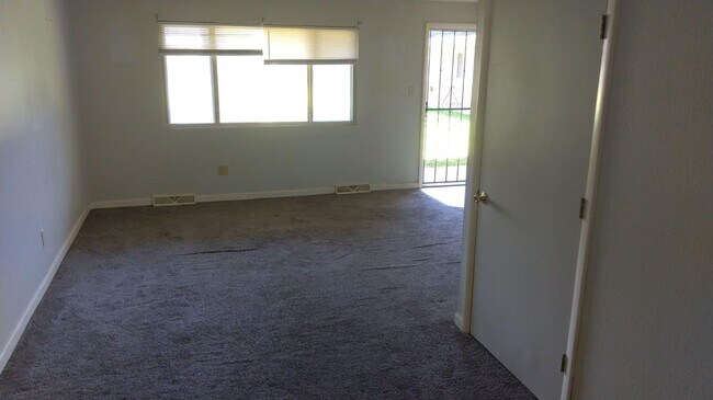 Building Photo - 2 BED, 2 BATH BEAUTIFUL UNIT CLEVELAND!