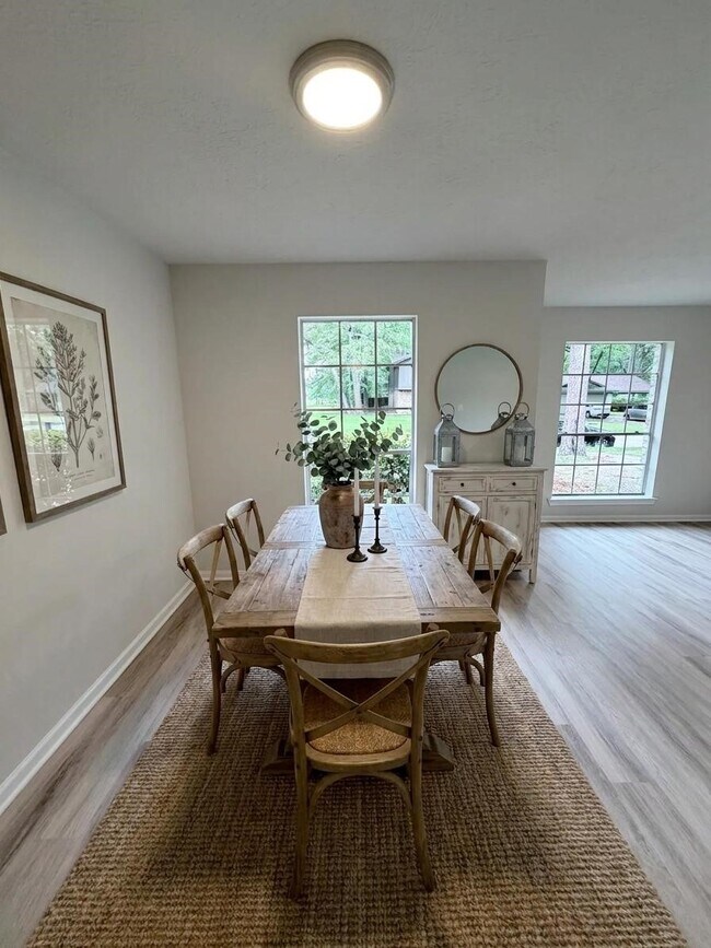 Photo - 2102 Lake Creek Dr