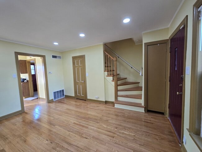 Photo - 5157 W Ainslie St