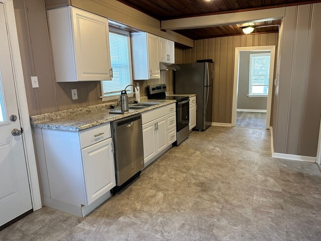 Photo - 2 Bedroom 1 Bath walking distance to downtown in Amazing Neighborhood