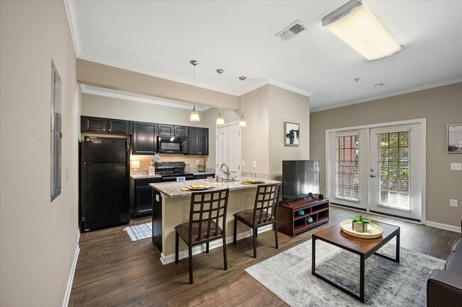 Mejore su espacio vital con cocinas modernas e interiores elegantes en Eagle Flatts Student Housing en Hattiesburg - Eagle Flatts