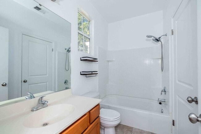 Building Photo - Come check out this lovely 3 bedroom 2.5 b...