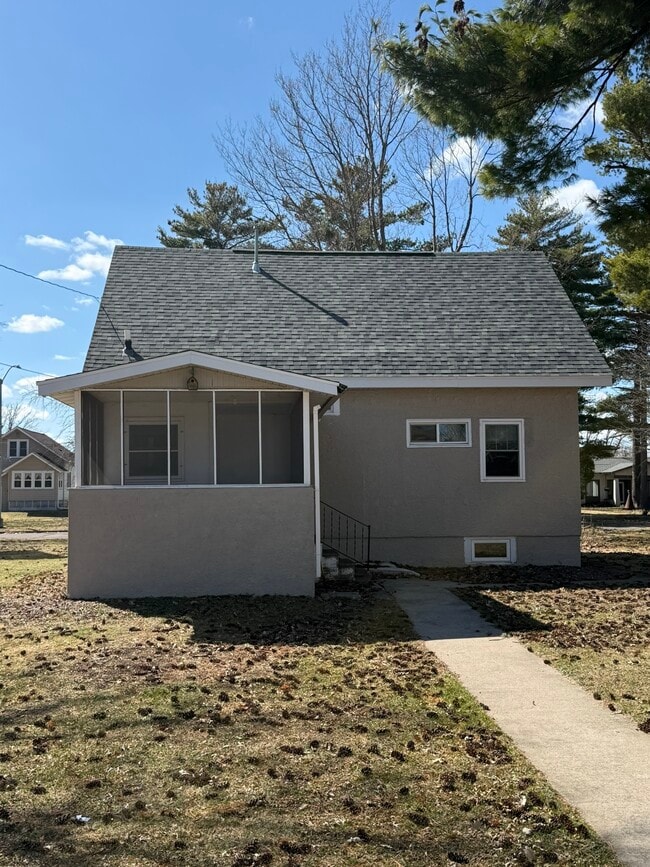 Photo - 823 Craite Ave