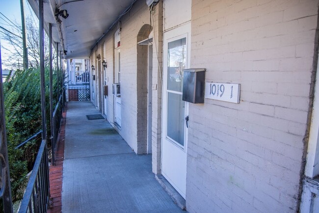 Building Photo - 1019 W Leigh St Unit Apt #1st Fl