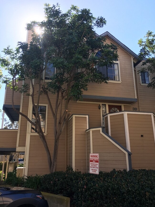Building Photo - 2BD/2.5BA townhome in UTC Near UCSD!