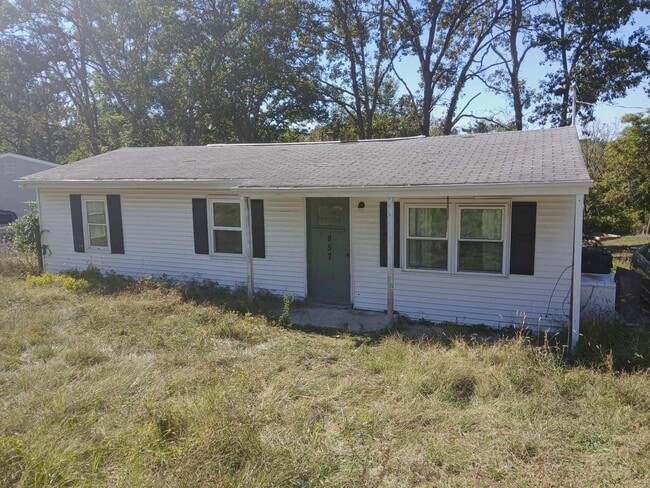 Building Photo - HILLSBORO - Ranch Style Home with Covered Front Porch - $750 MONTH / $999 DOWN