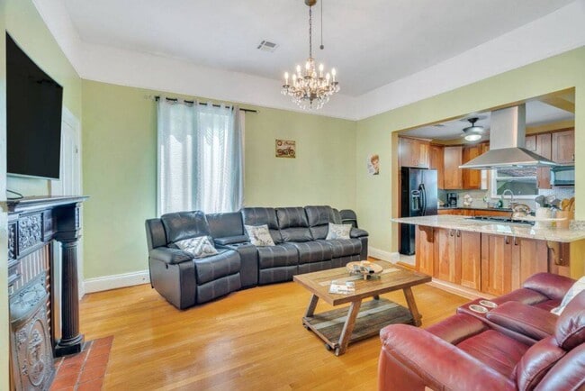 Photo - Gorgeous 3BD/2BA Home w/ Off Street Parking, Laundry Room, and Only 1 Block Off St Charles Ave. Unidad 3314 Carondelet  A