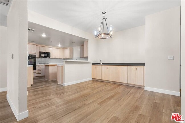Photo - 5350 White Oak Ave Unidad 209