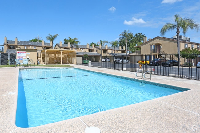Piscina - The Courtyard Condominiums