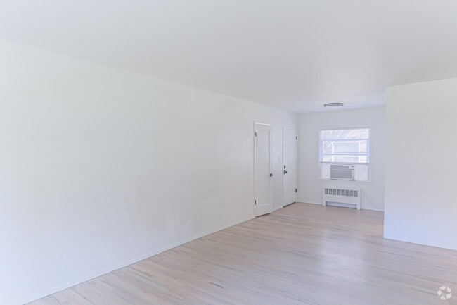1BR, 1BA - 740 SF
