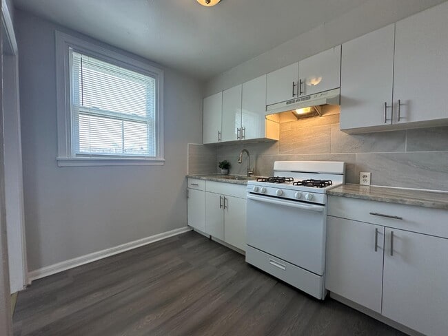 Photo - 1033 Fanshawe St