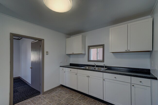 Photo - 1305 Poplar St