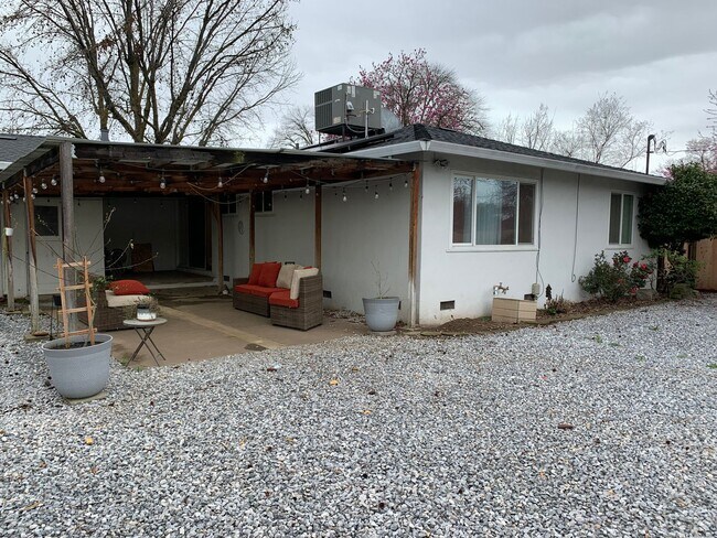 Photo - 3 Bedroom 2 bath home with huge backyard!