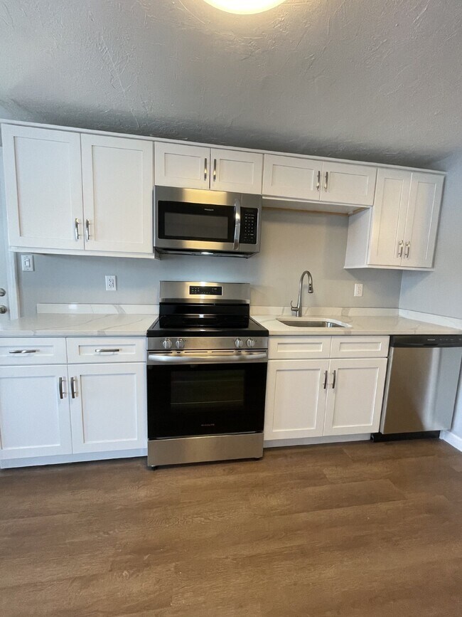 Photo - Modern 1 Bed, 1 Bath on Lake Quinsigamond Unit R