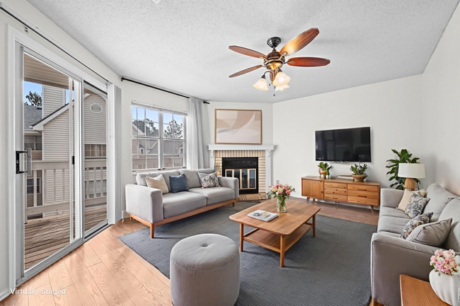 Photo - Cherry Creek Schools Condo | Balcony, Fireplace, Garage + Pool Unidad #D