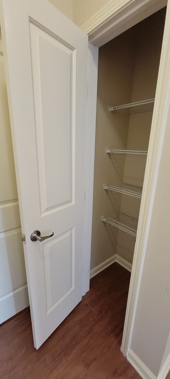 El almacenamiento integrado en la despensa ayuda a mantener su cocina organizada y libre de desorden. - Walden Station Apts