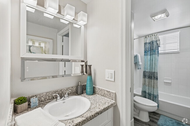 2BR, 2BA - 1165SF - Main Bathroom