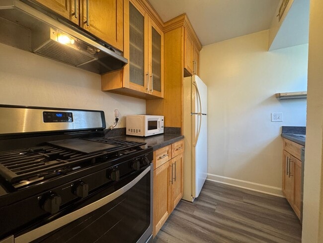 Photo - Spacious 1 Bed 1 Bath Condo With Balcony In Mayflower Square