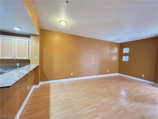 Photo - 35 E Agate Ave Unidad 304