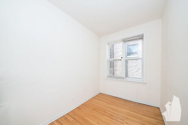 Photo - 910 W Dakin St