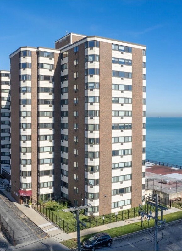 Building Photo - Lake Terrace Condominiums Unit 1007