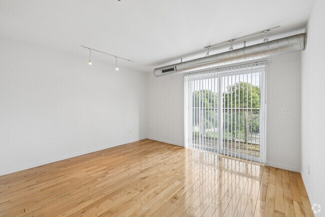 1BR, 1BA - 535SF - Living Room