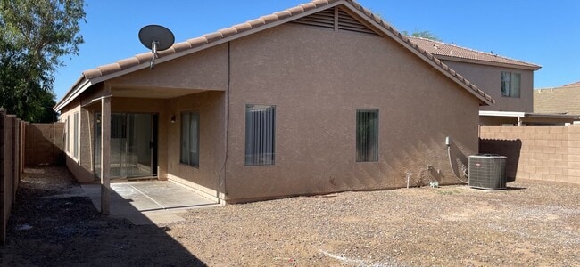Photo - Beautiful 3 bed, 2 bath home in convenient El Mirage neighborhood!
