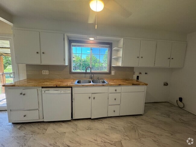 Building Photo - 3 bed 1 bath with large back yard - sewer ... Rental