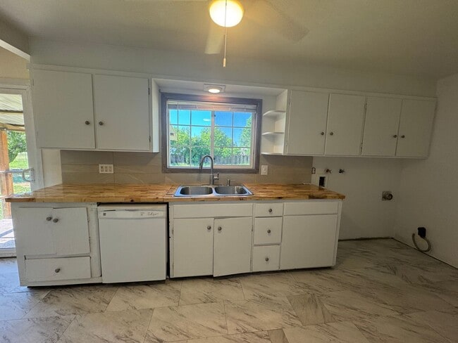 Building Photo - 3 bed 1 bath with large back yard - ONE SM... Rental