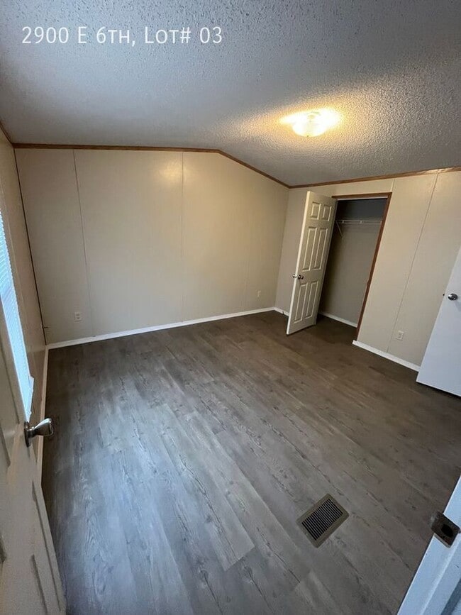 Building Photo - 2900 E 6th Ave