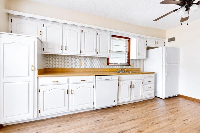 Photo - Spacious Shawnee Home Near Mill Creek Streamway Park