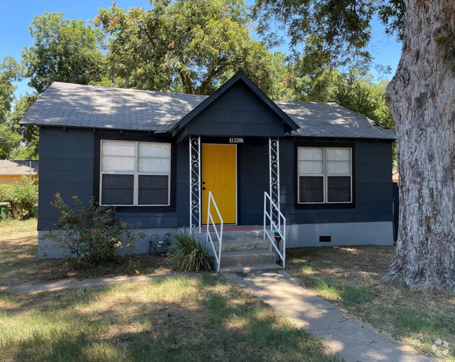 Building Photo - 1208 Haskell St Rental