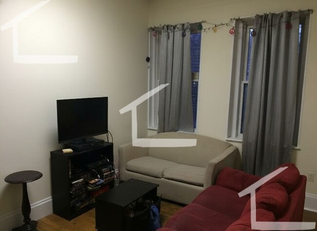 Building Photo - 3BR 1Bth unit. Heat/Hot Water included. Great location!