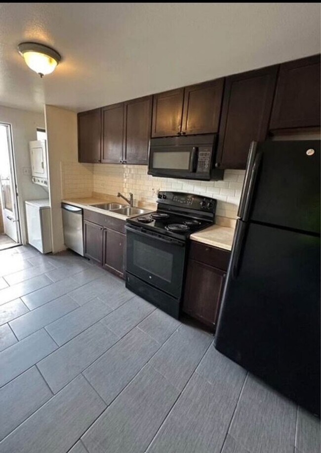 Photo - Bright Ground-Level 2-Bedroom 1-Bathroom Apartment Located in Goldsmith Neighborhood.