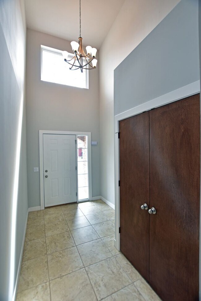 Photo - Shelby Twp - 3 Bedrooms, 2.5 Baths Townhouse, 2-Car Garage near Stony Creek Park