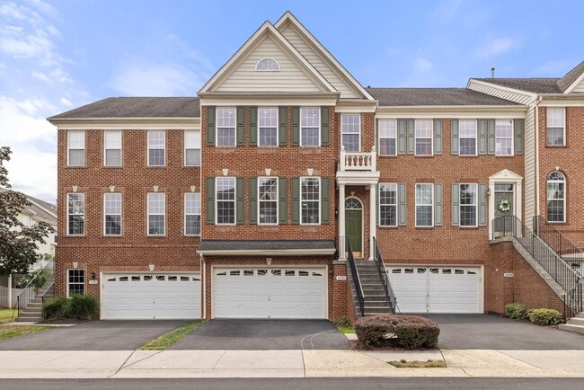 Building Photo - Spacious Townhome with 2-Car Garage in Bel...