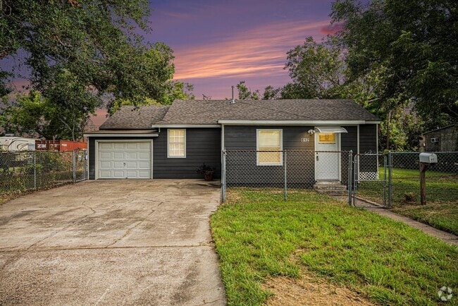Building Photo - 812 7th St N Rental
