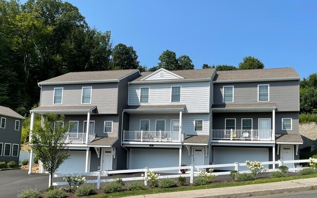 Lovely 3BR/2.5 Bath Townhouse with 2 Car G... - Lovely 3BR/2.5 Bath Townhouse with 2 Car G... Unit 94HT-3