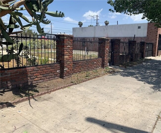 Building Photo - 1509 W Florence Ave Rental