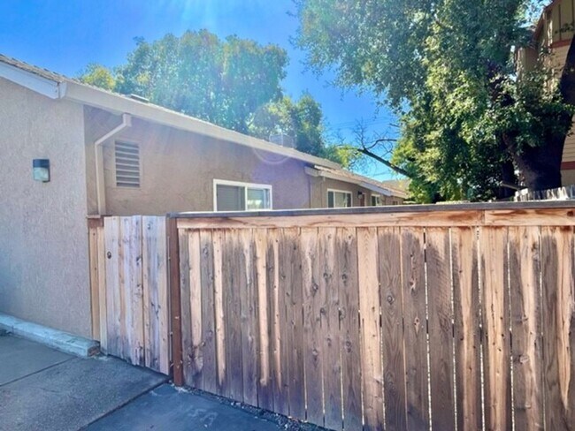 Photo - **Pre-Leasing for Summer 2026** Nice home with private front yard