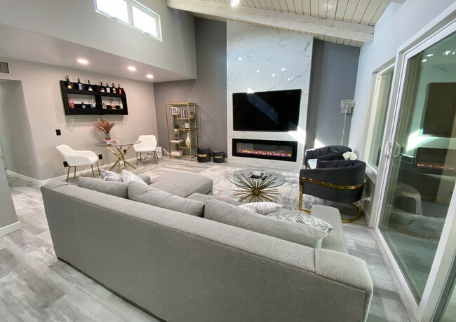 Building Photo - 18350 Hatteras St Unit 272