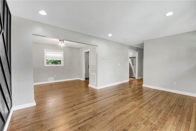 Photo - 2692 Rockcliff Rd SE