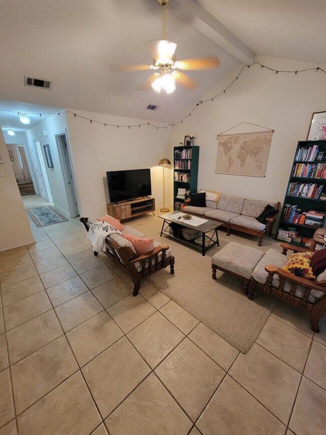 Photo - College Station - 3 bedroom / 2 bath duplex with fenced in yard and washer / dryer included