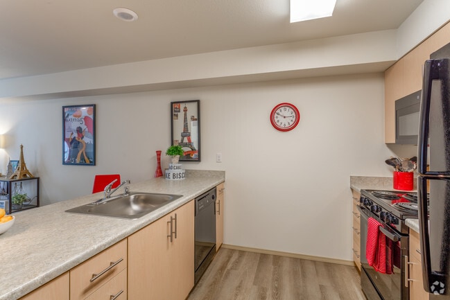 1BR, 1BA - 596 SF