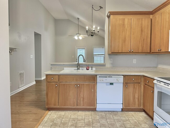 Photo - 186 Hollington Dr NE