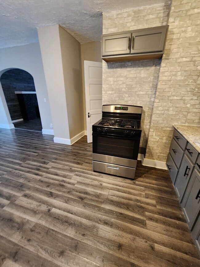 Photo - 3 Bedroom House for Rent on W 25th - MOVE IN READY AND CLEAN